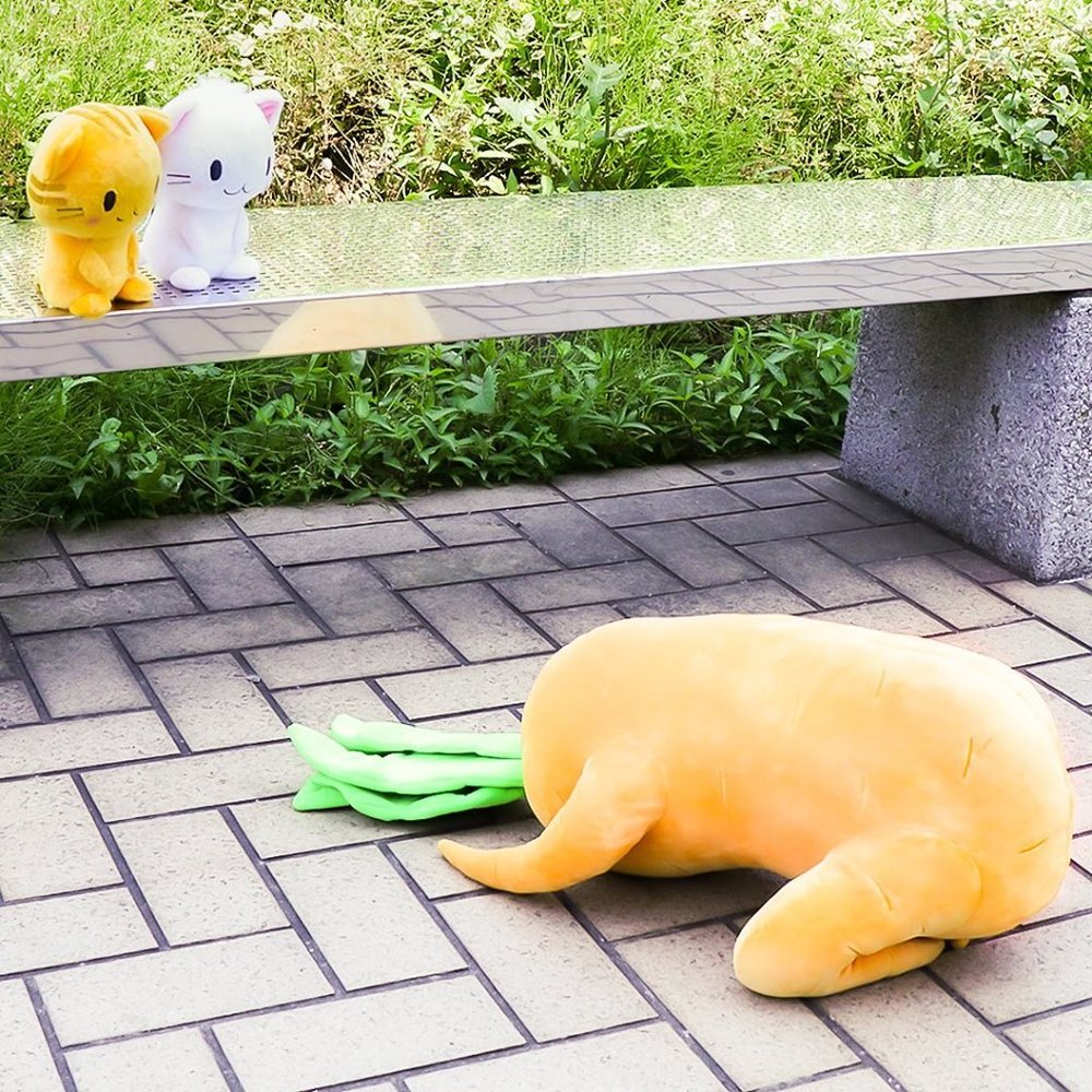 Big Posing Carrot Plushie - Picture 3 of 5